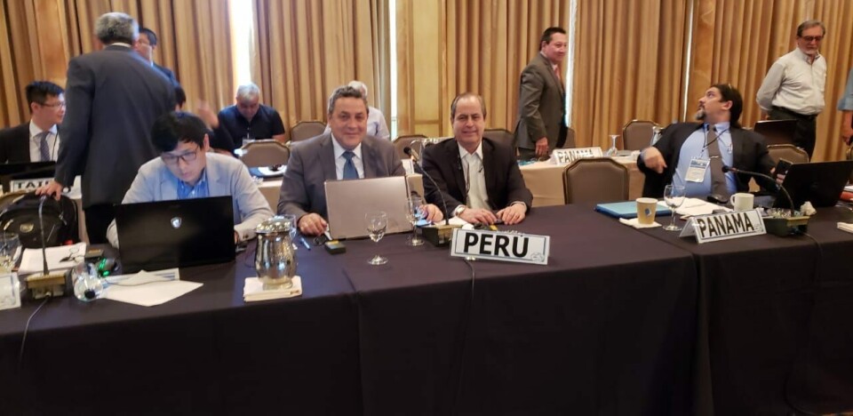 (Al frente, en el segundo puesto de izquierda a derecha) Javier Atkins, viceministro de Pesca y Acuicultura de Perú, en la última Comisión Interamericana del Atún Tropical de San Diego, Estados Unidos.