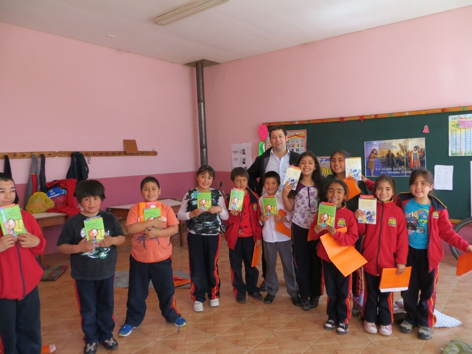 SalmonChile continúa apoyando escuelas rurales mediante entrega de libros