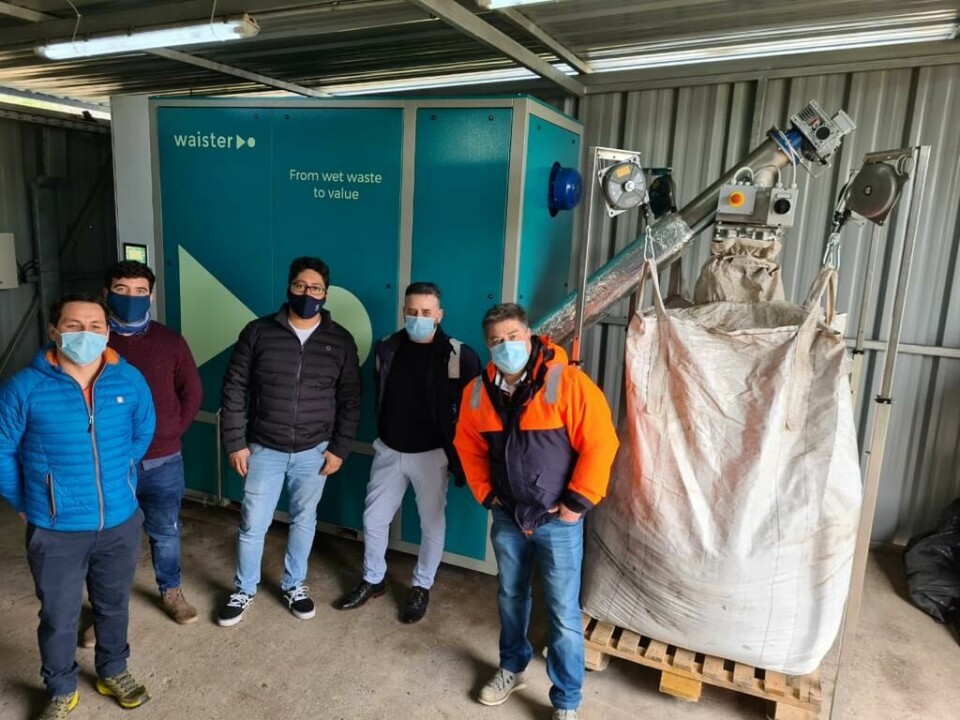 Equipo de Salmones Antártica visitando equipo de secado de lodos instalado en Salmonífera Dalcahue Foto: Circular Solutions.