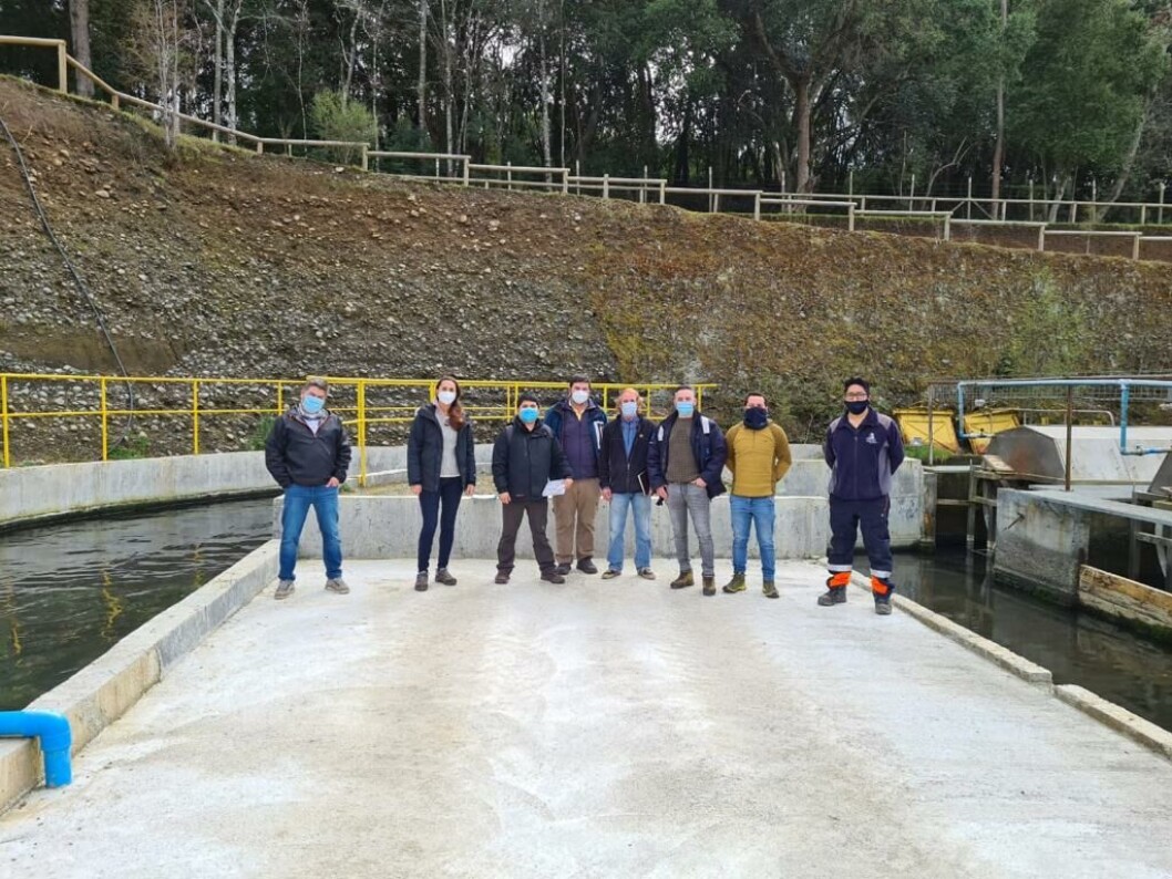 Equipo de Salmones Antártica y Circular Solutions en lugar de la piscicultura en que se ubicará equipo. Foto: Circular Solutions. Equipo de Salmones Antártica y Circular Solutions en lugar de la piscicultura en que se ubicará equipo. Foto: Circular Solutions.