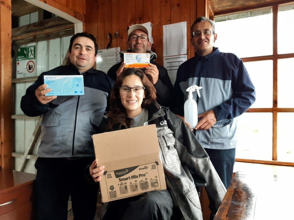 Entrega de Kit a trabajadores. Foto: Salmones Austral.