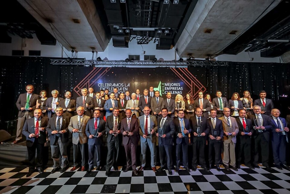 Representantes de las 44 empresas premiadas por Deloitte, Banco Santander y Universidad Adolfo Ibáñez. Foto: Deloitte.