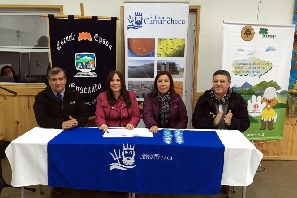 Firma de convenio entre Camanchaca y Escuela Rural Epson de Ensenada.