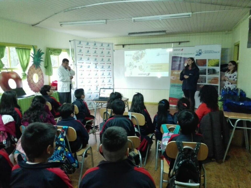 La actividad se desarrolló en Escuela Las Camelias, de Ralún. Foto: Salmones Camanchaca.