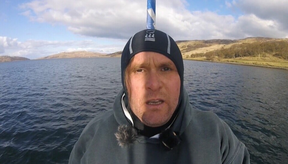 Don Staniford fotografiado en uno de sus propios videos durante una visita fuera de horario a un centro de salmón.