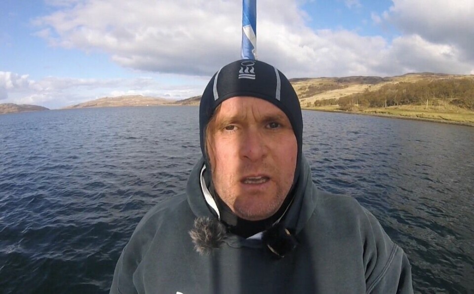 Don Staniford fotografiado en uno de sus propios videos durante una visita fuera de horario a un centro de salmón.