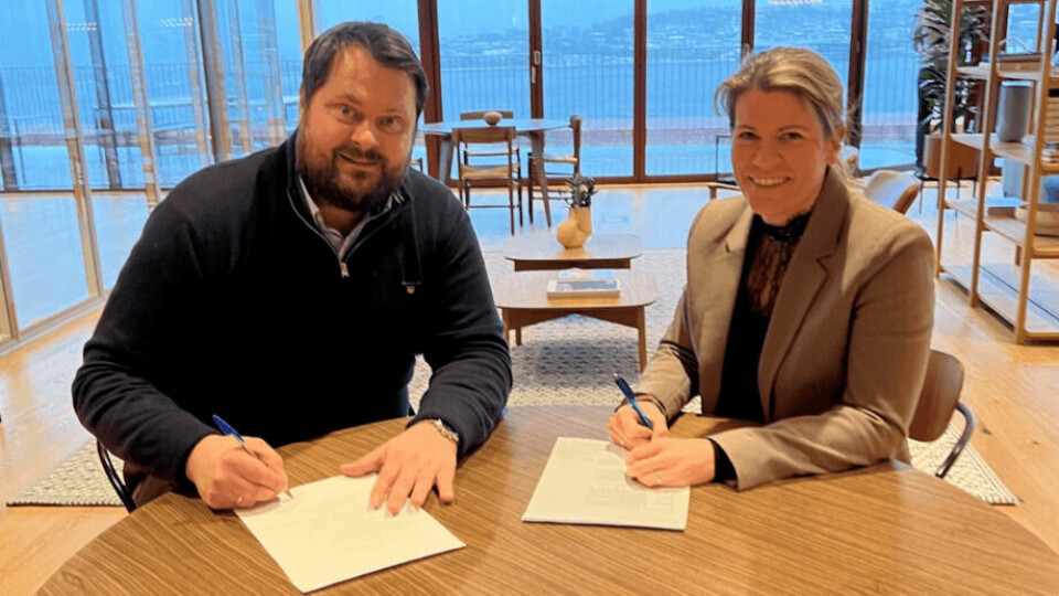 Håkon André Berg de Salmon Evolution e Ingegjerd Eidsvik, directora ejecutiva de Artec Aqua, firman acuerdo. Foto: Salmon Evolution.