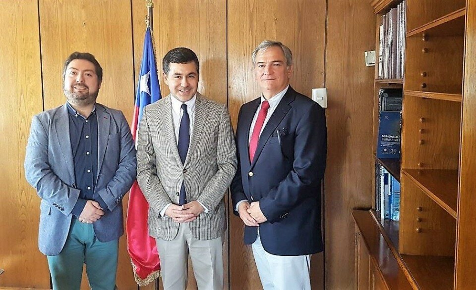 Cristian Kubota, gerente de la asociación; Eduardo Riquelme, subsecretario de Pesca y Acuicultura; y Drago Covacich, presidente de la asociación. Foto: Asociación de Salmonicultores de Magallanes.