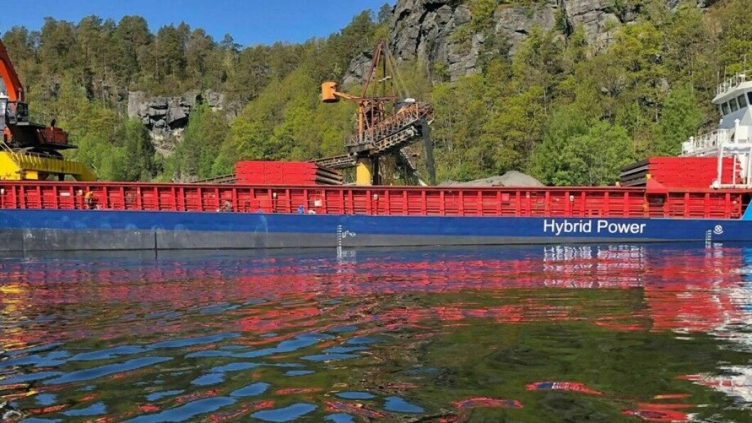 Kryssholm es uno de los primeros graneleros híbridos del mundo. Aquí se muestra en el muelle de Kragerø en mayo de 2021. Foto: Bio Feeder. Kryssholm es uno de los primeros graneleros híbridos del mundo. Aquí se muestra en el muelle de Kragerø en mayo de 2021. Foto: Bio Feeder.