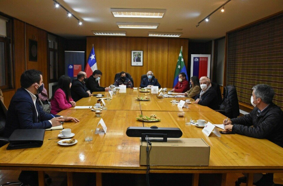 Reunión sostenida por distintos gremios regionales y el ministro de Economía, Lucas Palacios. Foto: Intendencia Los Lagos.