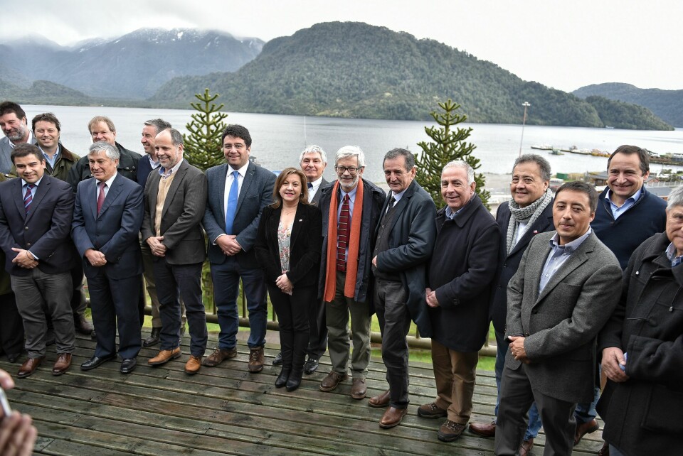 Autoridades, empresarios y ejecutivos salmonicultores, en la firma del protocolo productivo por la región de Aysén. Foto: Ministerio de Economía.