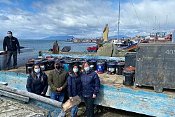 Salmonicultores y pescadores artesanales se unen para resolver problema medioambiental