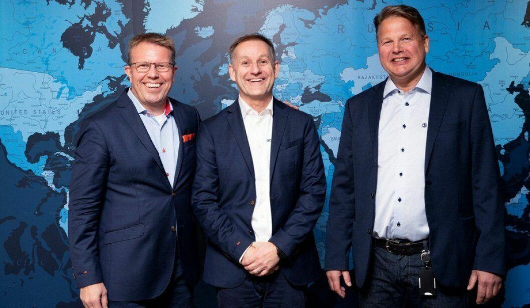 De izquierda a derecha: el presidente ejecutivo de ScaleAQ, Geir Myklebust, y el vicepresidente de desarrollo de negocios, Per Ivar Lund, con el director ejecutivo de Moen Marin AS, Terje Andreassen. Foto: ScaleAQ.