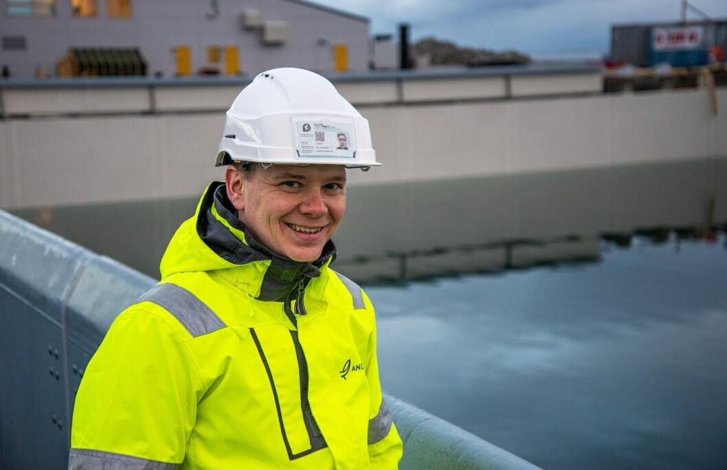 Martin Rasmussen junto al primer estanque que se sembrará este mes. Foto: Salmón de Andfjord. Martin Rasmussen junto al primer estanque que se sembrará este mes. Foto: Salmón de Andfjord.