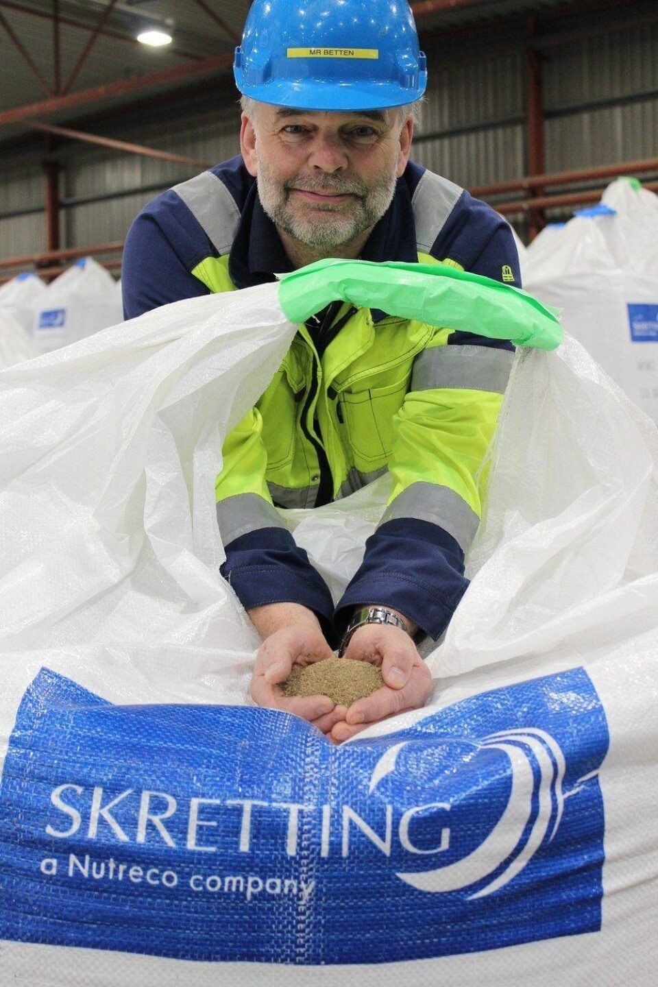 Magne Betten en la fábrica de Skretting Norway en Averøy muestra la harina de insectos utilizada en el alimento que Nordlaks está testeando con 360 mil alevines. (Foto: Marit Storvik Folland).