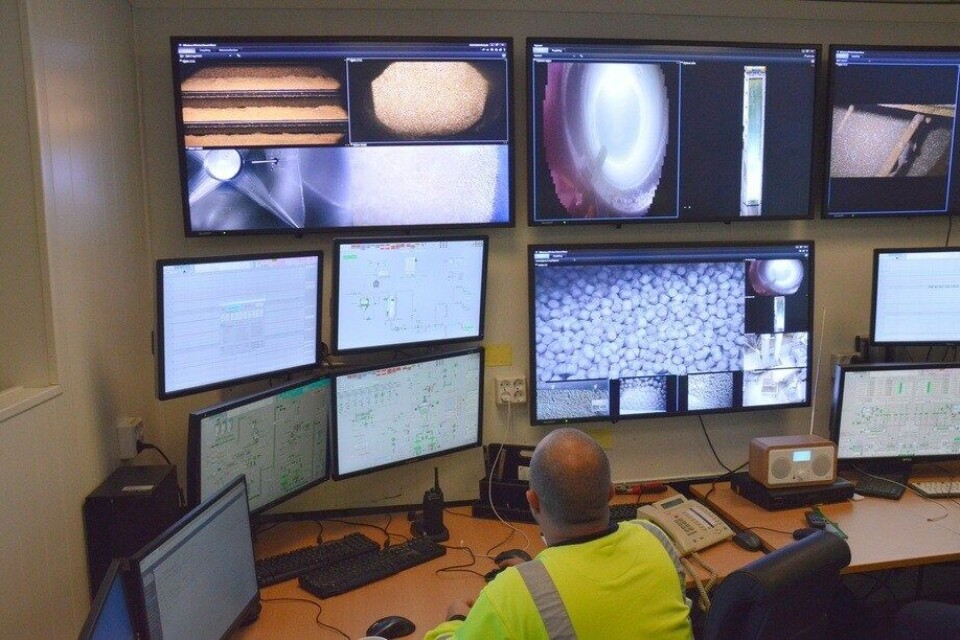 Sala de control de Skretting Noruega, que desarrolla innovación para que cada centro pueda, en teoría, obtener su propia receta de alimento. Foto: Ole Andreas Drønen.