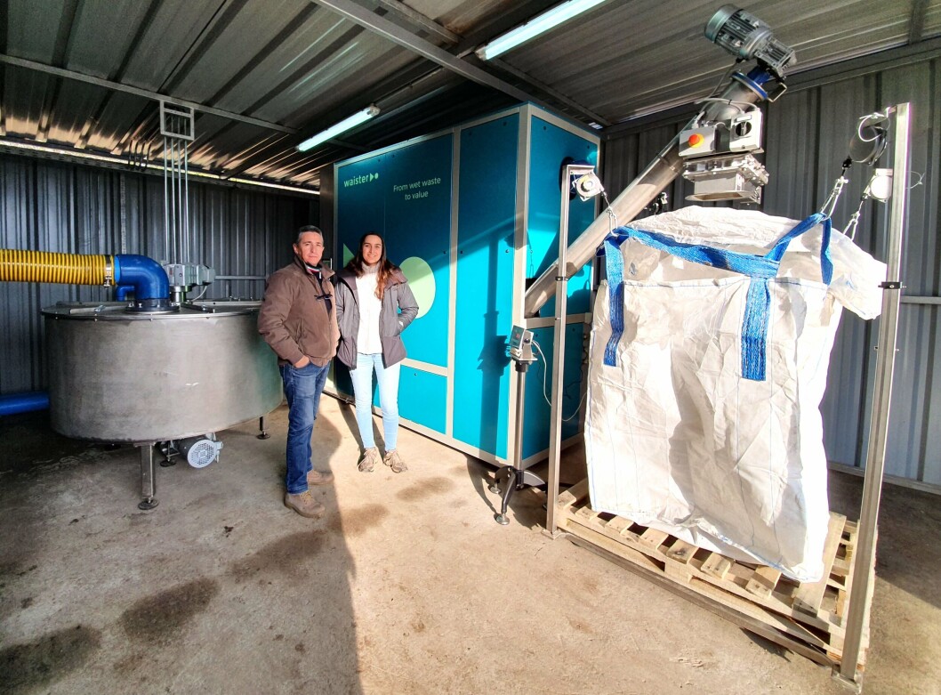 Felice Borlini, jefe de operaciones de Waister y la fundadora de Circular Solutions, Maite Navarro, junto con la máquina secadora instalada en piscicultura de Salmonífera Dalcahue. Foto: Circular Solutions. Felice Borlini, jefe de operaciones de Waister y la fundadora de Circular Solutions, Maite Navarro, junto con la máquina secadora instalada en piscicultura de Salmonífera Dalcahue. Foto: Circular Solutions.