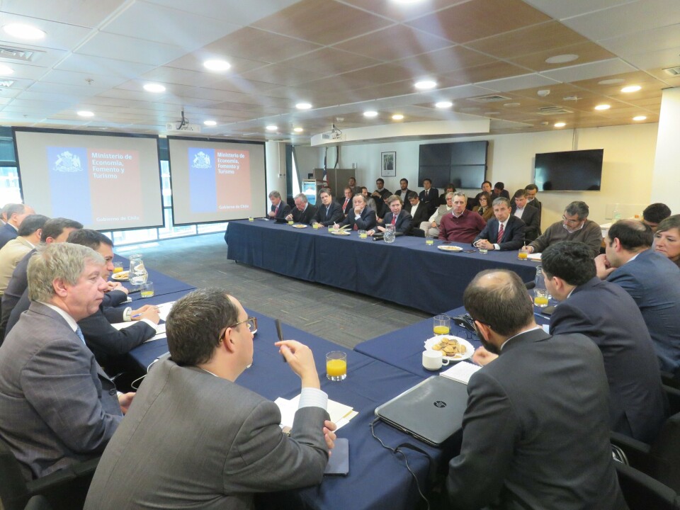 El subsecretario de Pesca y Acuicultura, Eduardo Riquelme, lideró las reuniones con los máximos ejecutivos de la industria chilena del salmón, que resultaron en la nueva normativa de densidades. Foto: Jonathan Garcés.