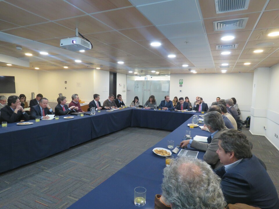 El subsecretario de Pesca y Acuicultura, Eduardo Riquelme, presentó a los máximos ejecutivos del sector salmón la nueva normativa de densidades de cultivo. Foto: Jonathan Garcés.