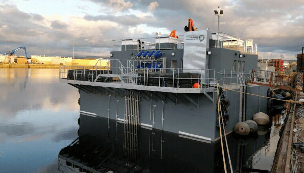 La barcaza de alimentación de la Scottish Salmon Company está casi terminada en Inverness antes de ser remolcada a Skye. La barcaza de alimentación de la Scottish Salmon Company está casi terminada en Inverness antes de ser remolcada a Skye.