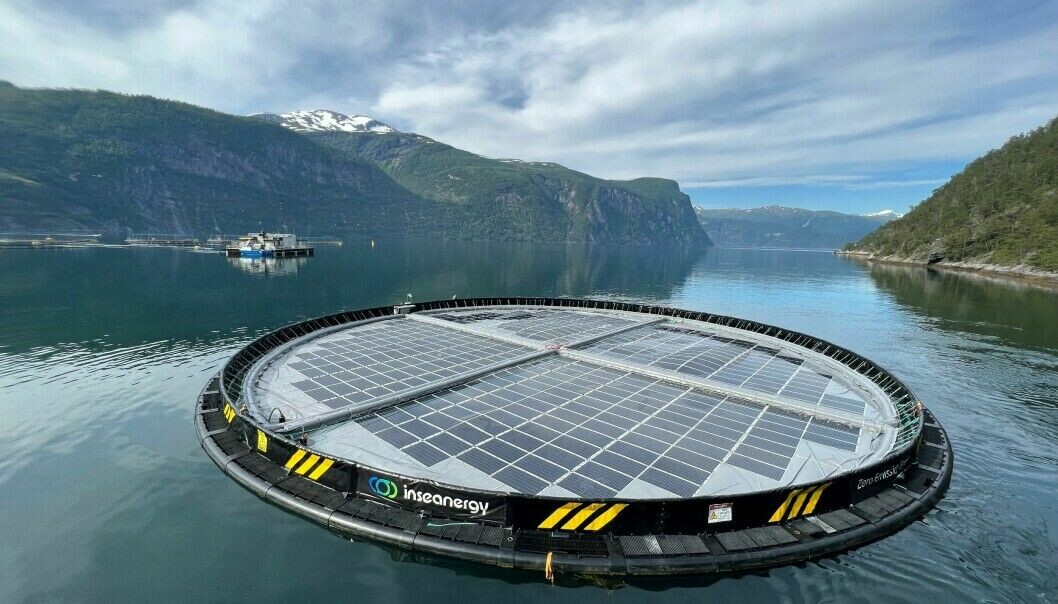 Planta de energía solar flotante de Inseanergy instalada en centro de cultivo de Hofseth Aqua en Overåneset, Storfjorden, Møre y Romsdal.