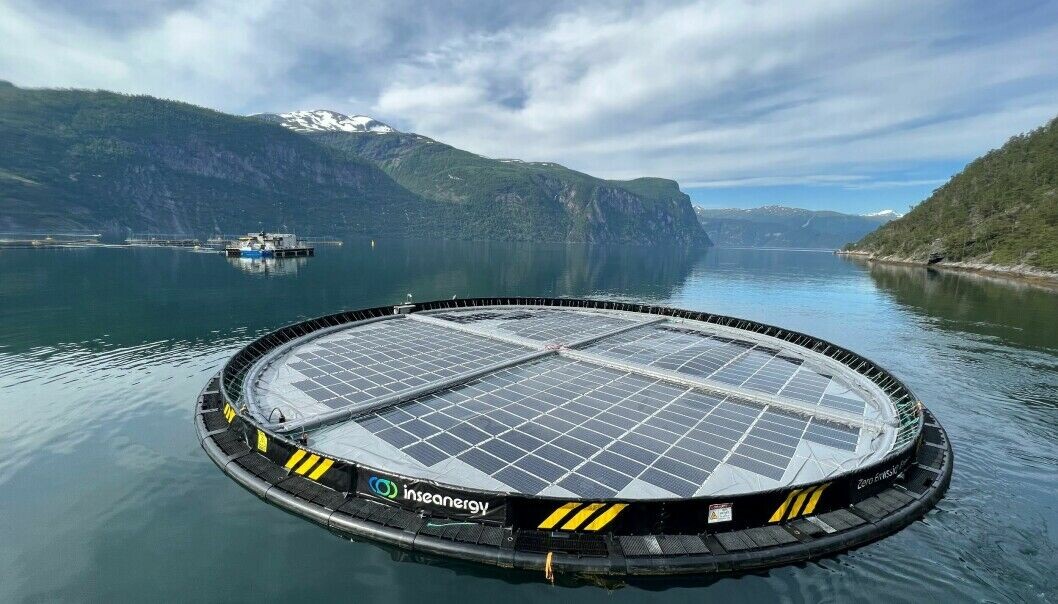 Planta de energía solar flotante de Inseanergy instalada en centro de cultivo de Hofseth Aqua en Overåneset, Storfjorden, Møre y Romsdal. Planta de energía solar flotante de Inseanergy instalada en centro de cultivo de Hofseth Aqua en Overåneset, Storfjorden, Møre y Romsdal.