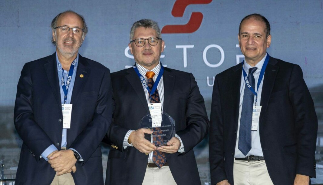 Luis Sepúlveda, CEO del Grupo Setop (al centro) recibe el premio de la CPC en la categoría “Grandes Empresas”.