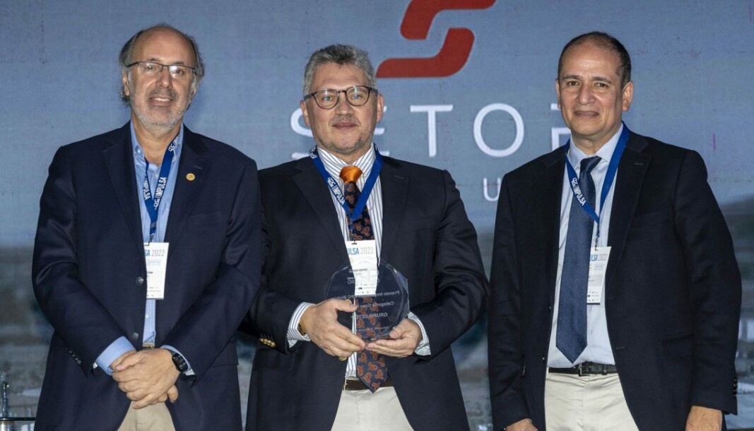 Luis Sepúlveda, CEO del Grupo Setop (al centro) recibe el premio de la CPC en la categoría “Grandes Empresas”. Luis Sepúlveda, CEO del Grupo Setop (al centro) recibe el premio de la CPC en la categoría “Grandes Empresas”.