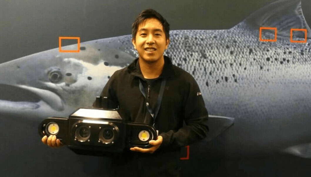 El director ejecutivo de Aquabyte, Bryton Shang, muestra la cámara de jaula de cultivo de la compañía en Aqua Nor 2021 en Trondheim. El director ejecutivo de Aquabyte, Bryton Shang, muestra la cámara de jaula de cultivo de la compañía en Aqua Nor 2021 en Trondheim.