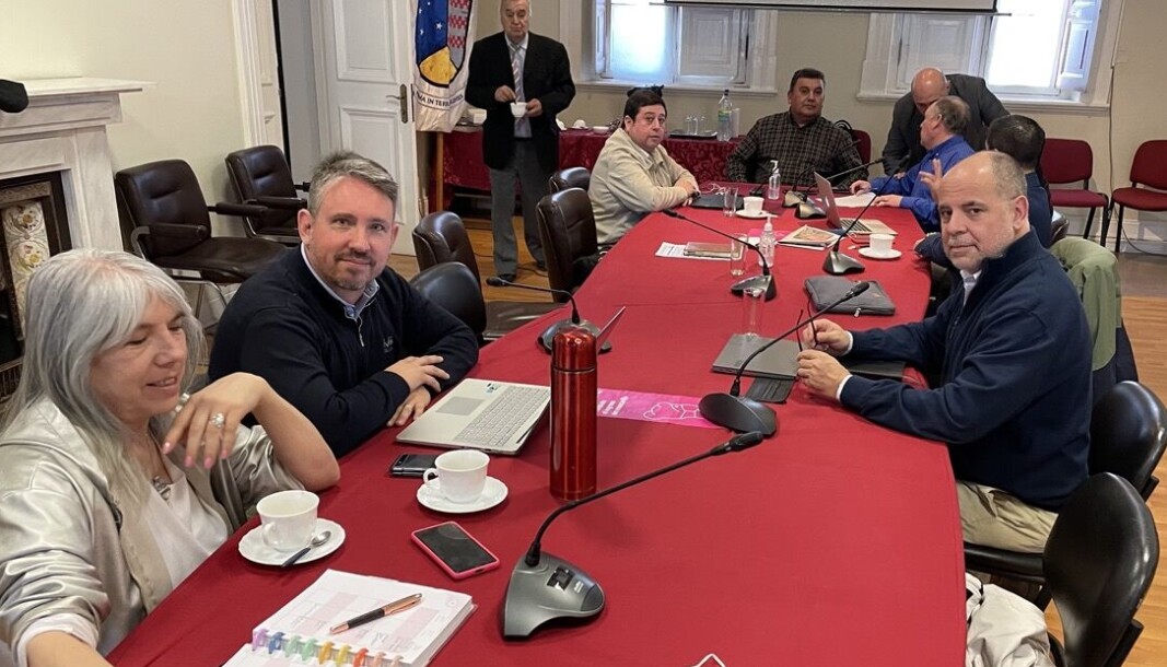 El CEO de Australis Seafoods, a la derecha en la foto, quiso asistir personalmente a exponer ante los consejeros regionales en Punta Arenas. El CEO de Australis Seafoods, a la derecha en la foto, quiso asistir personalmente a exponer ante los consejeros regionales en Punta Arenas.