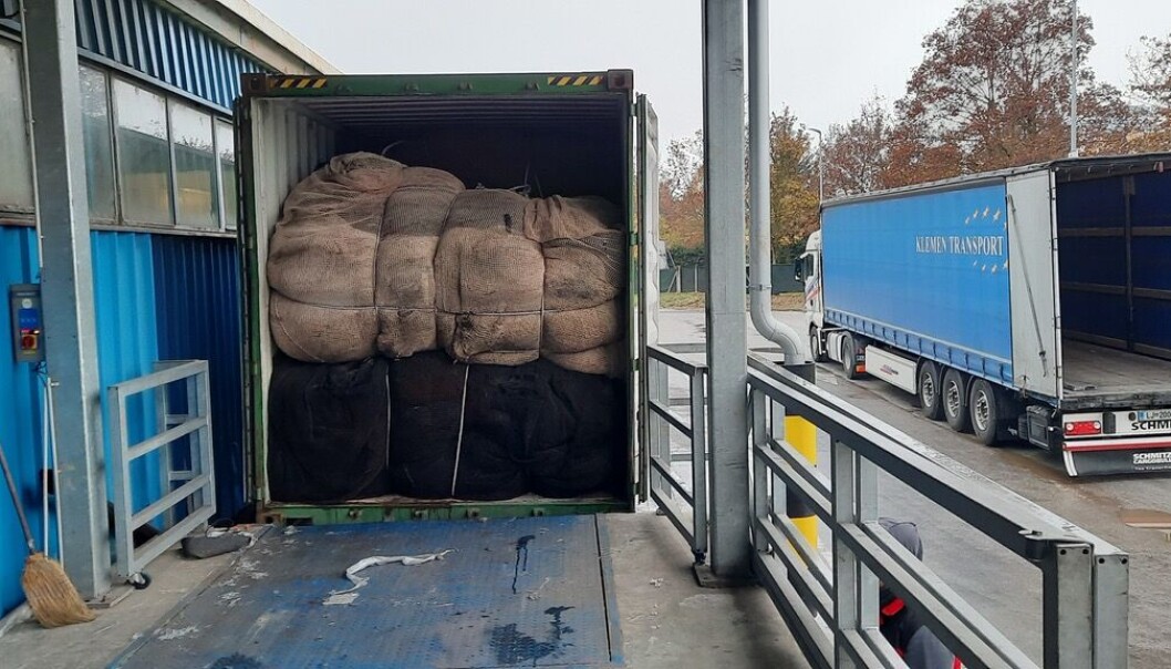 El contenedor con las redes de la industria salmonicultora a su llegada a la planta de Aquafil. El contenedor con las redes de la industria salmonicultora a su llegada a la planta de Aquafil.