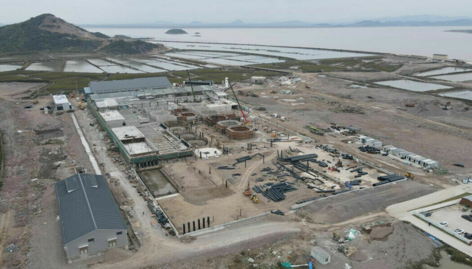Construcción de las instalaciones de Nordic Aqua Partners en China a partir de noviembre de 2022. El hatchery, el edificio de administración y RAS 1, 2 y 3 se pueden ver a lo lejos.