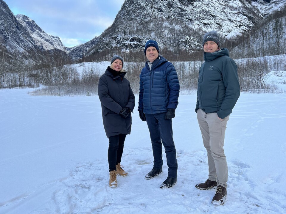 De izquierda a derecha: Birgitte Sørheim, directora de marketing de salmón de Benchmark, Jan-Emil Johannesen, jefe del área comercial de genética de Benchmark, y Rudi Ripman Seim, director de producción de Noruega y salud global de peces de Benchmark Genetics.