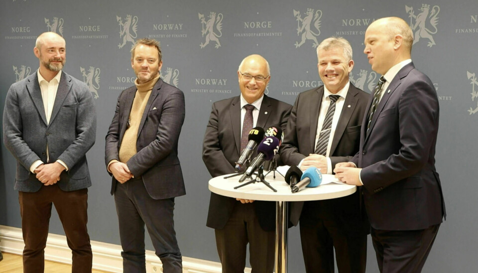 Representantes de empresas de productos del mar y de Seafood Norway, junto con el Ministro de Pesca y Océanos, Bjørnar Skjæran, y el Ministro de Finanzas, Trygve Slagsvold Vedum.