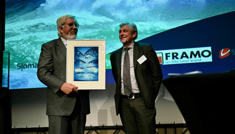 Aquí, Einar Holmefjord recibe la prueba física de que es el ganador de este año del premio AqKva. Las fotografías realizadas por Harald Kryvi fueron entregadas por el miembro del jurado Hans Inge Algrøy.