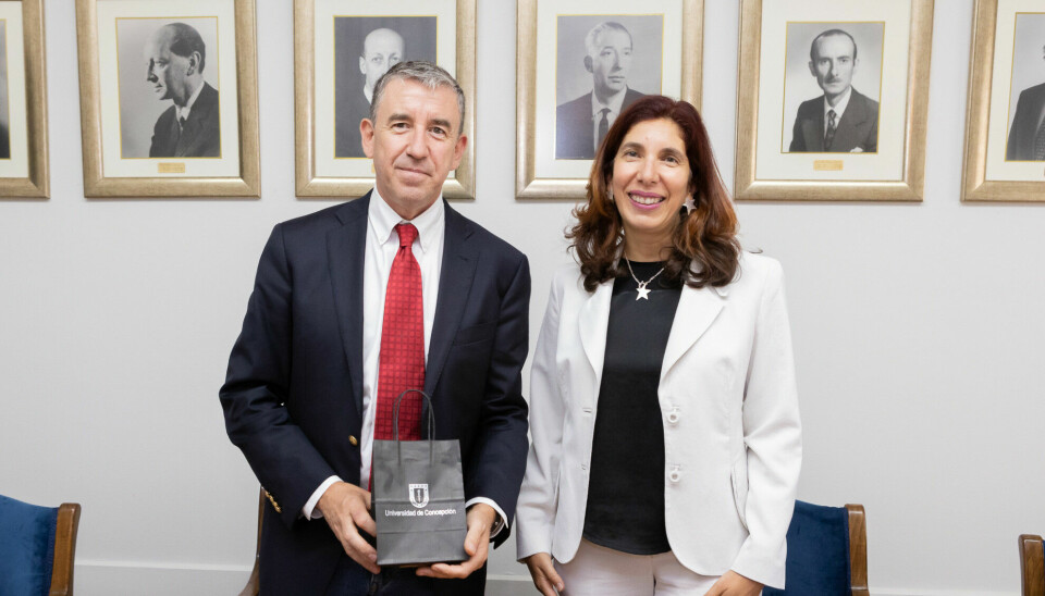 Sady Delgado, gerente general de AquaChile, junto a la Dra. Paulina Rincón, rectora subrogante de la Universidad de Concepción.