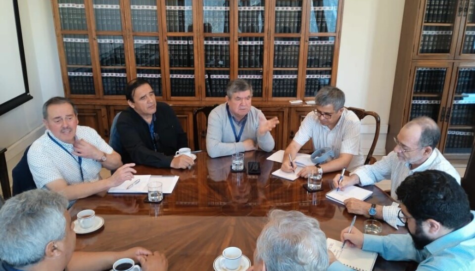 La imagen muestra a los dirigentes de cinco organizaciones reunidos con el Subsecretario para las Fuerzas Armadas, ocasión en que pidieron agilizar los trámites de concesión marítima para un proyecto salmonicultor.