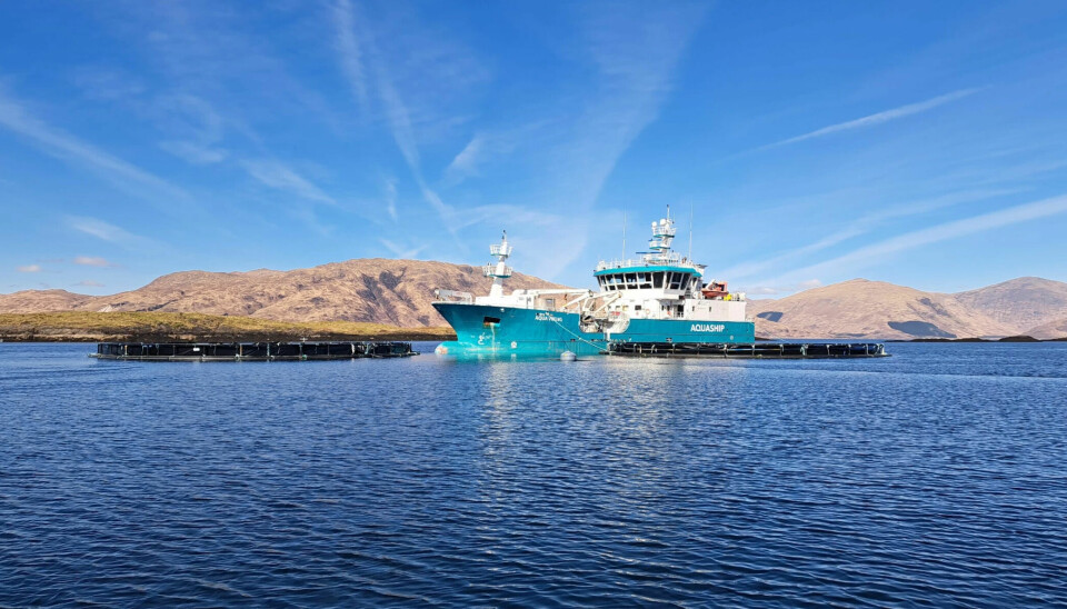 El wellboat Aqua Viking visitando Lismore North para tomar agua dulce producida por nanofiltración de agua de mar.