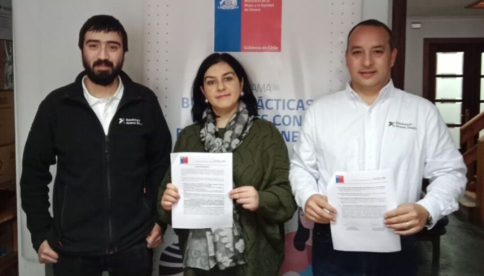 Luis Haeger, encargado de bodega de BAH Chile; Carolina Rehl Neumann, directora regional (s) Sernameg y Javier Moya, gerente general de BAH Chile.