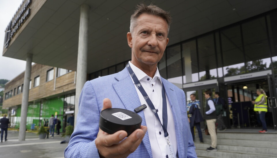 Knut Nygård, propietario de Surfact AS, muestra el dispositivo de rastreo.