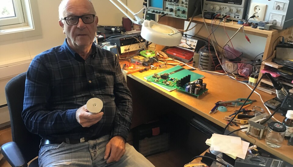 Kjell Hansen tiene 55 años de experiencia como ingeniero electrónico y cree firmemente que tiene la respuesta sobre cómo los salmonicultores pueden superar el problema de los piojos.