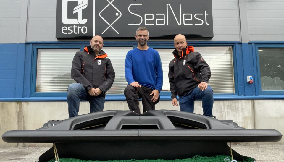 Representantes de la empresa Estro (de izquierda a derecha) Espen Øvreeide, Geir Soltvedt y Trond Marøy frente a SeaNest con módulo de recaptura.