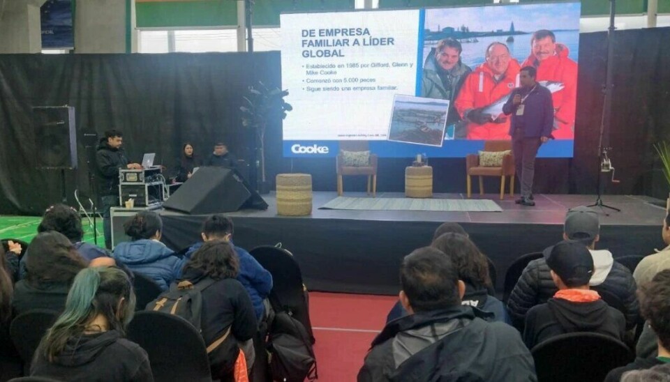 Eduardo Jara, subgerente Técnico de Cooke Aquaculture Chile, exponiendo frente a estudiantes en ESA Aysén.