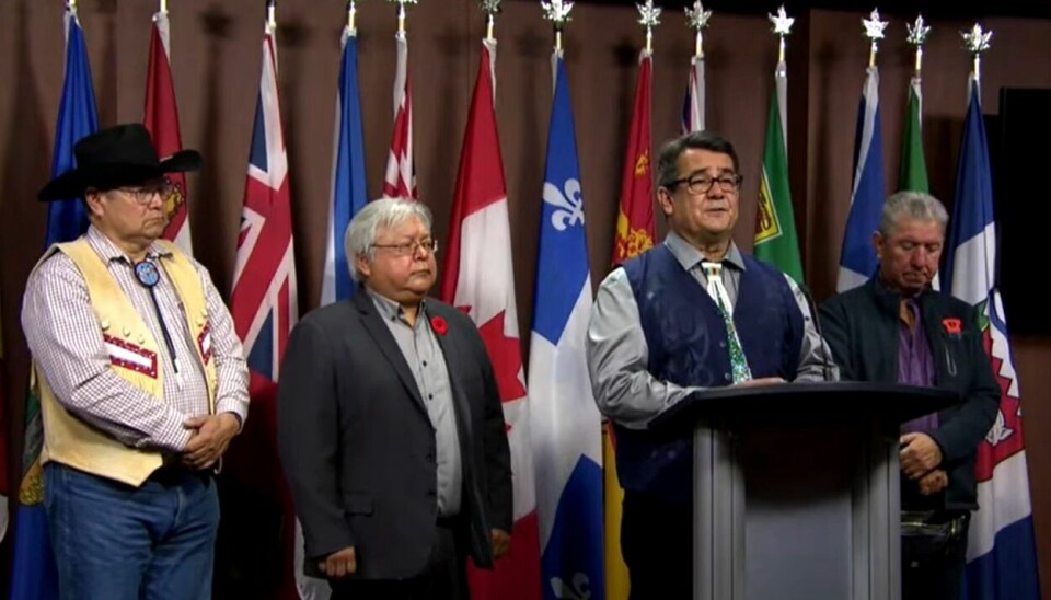 Bob Chamberlin, hablando, y otros miembros de la Alianza del Salmón Salvaje de las Primeras Naciones de Columbia Británica en una conferencia de prensa en Ottawa.