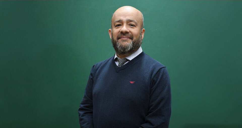 Dr. Alex Romero, académico e investigador en el Instituto de Patología Animal de la Facultad de Ciencias Veterinarias, director de la Escuela de Graduados y director del Laboratorio de Inmunología y Estrés de Organismos Acuático, todos en la UACh. Además forma parte del consejo directivo del centro Inlarvi y es investigador asociado del Centro Incar.