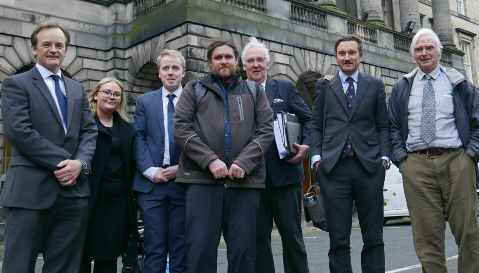 Don Staniford, al centro, con su equipo legal tras una audiencia de apelación en Edimburgo el jueves.
