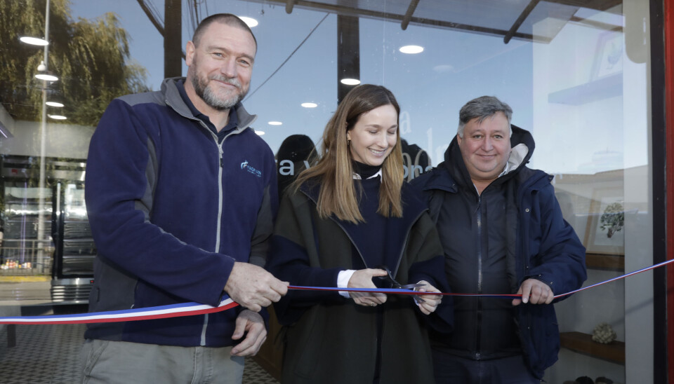 Benjamín Holmes, gerente general de Yadran; Josefina Briones; directora de Yadran; y Cristian Ojeda, alcalde de Quellón, en la inauguración de Yadran.
