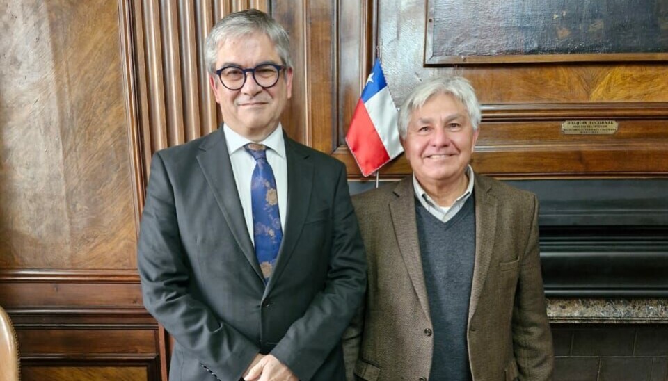 Ministro de Hacienda, Mario Marcel, junto al presidente de SalmonChile Arturo Clément.
