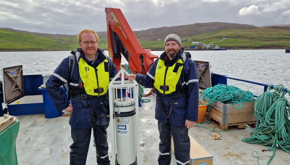 Gary Groves, estudiante de doctorado de SAMS, a la izquierda, y Gregg Arthur de UHI Shetland a la derecha, preparan el IFCB para su despliegue.