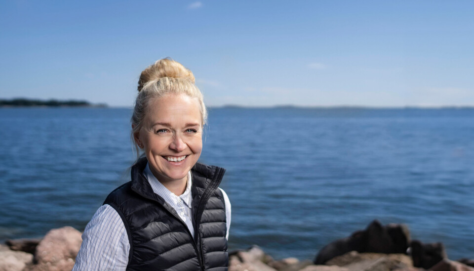 La directora ejecutiva de Hailia, Michaela Lindström, y, en el recuadro, el salmón reciclado que se vende en Finlandia.